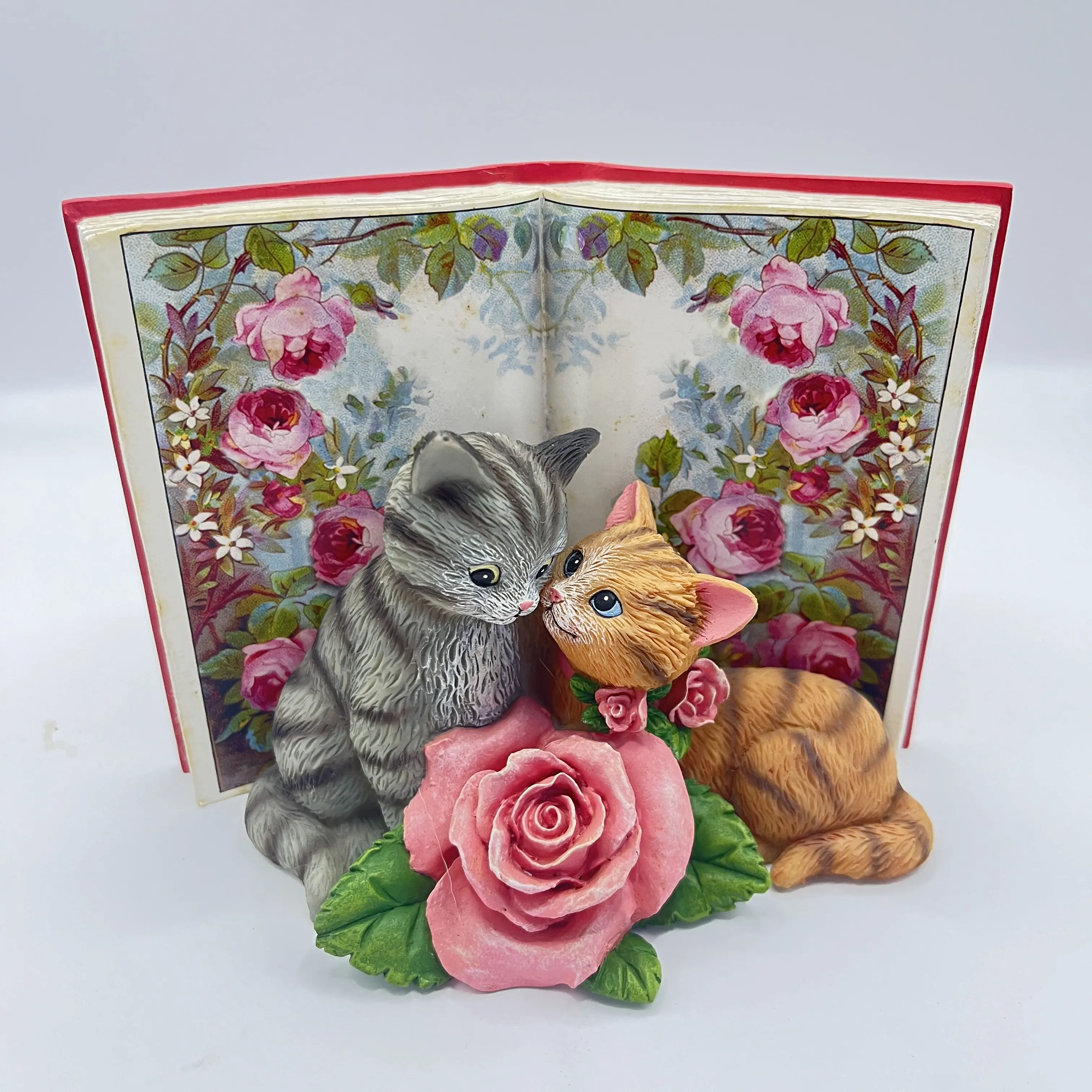 樹脂のかわいいバラの本の猫は愛の装飾を表します