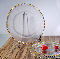 Assiette de décoration moderne de luxe pour mariage, fête ou événement, en plastique transparent perlé avec bord doré, réutilisable et écologique, 13 pouces