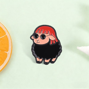 Broche en émail <span class=keywords><strong>mouton</strong></span> noir stylé avec lunettes de soleil pour décorer un sac à dos - Product Image 1