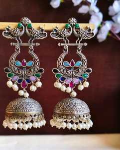 Boucles d'oreilles pendantes tendance en laiton oxydé argenté avec travail Meena, style paon, pour femmes, bijoux ethniques et de temple - Product Image 2