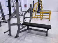 Banc plat olympique ROSEN Fitness pour la musculation des pectoraux en salle de sport commerciale