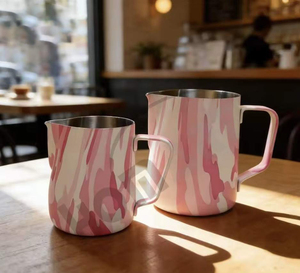 Tasse à latte en métal épaissi avec design de compétition <span class=keywords><strong>barista</strong></span> de style européen - Tasse à mousse de lait WBC rose et <span class=keywords><strong>blanc</strong></span> - Product Image 1