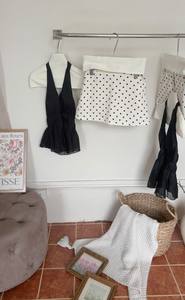 Ensemble haut camisole évasé noir et jupe à pois, style doux, sans manches, motif floral, issu d'un échantillon disponible - Product Image 5