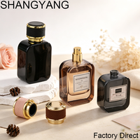 Flacon pulvérisateur de parfum en verre rouge transparent carré de 50 ml de haute qualité avec bouchon en cuir et atomiseur à pompe vide