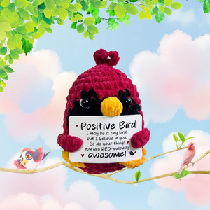 Nuovo Ciondolo Artigianale in Cotone all'Uncinetto a Forma di Piccolo Uccellino Rosso con Energia Positiva e Cartellino, Regalo Transfrontaliero per Uomini - Product Image 2