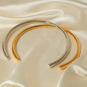 قلادة عنق من الفولاذ المقاوم للصدأ مطلية بالذهب عيار 18 كيلو غير لامعة مخصصة بسعر الجملة مصقولة للغاية للنساء - Product Image 1