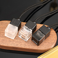 Bouteilles en verre colorées de diffuseur suspendu de voiture de 8ml avec logo personnalisé Bouteille de diffuseur en verre de parfum d'huile essentielle avec couvercle en bois noir