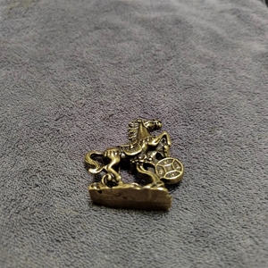 Statua Portafortuna in Ottone dello Zodiaco: Cavallo che Calpega Monete, Ornamento da Scrivania Feng Shui, Regalo Artigianale, Scultura Animale - Product Image 2