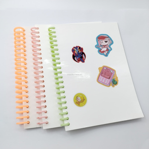 Quaderno Riutilizzabile B6 <span class=keywords><strong>con</strong></span> <span class=keywords><strong>Copertina</strong></span> in <span class=keywords><strong>Plastica</strong></span> Stampata, Design Creativo e Carino per Bambini, <span class=keywords><strong>con</strong></span> Effetto Olografico e Rilegatura <span class=keywords><strong>a</strong></span> Punto Metallico - Product Image 1