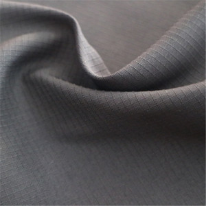 100% <span class=keywords><strong>Polyester</strong></span> <span class=keywords><strong>150D</strong></span> Ripstop <span class=keywords><strong>pongee</strong></span> lót vải 0.28*0.25 chống thuốc đồng bằng nhuộm cho sử dụng hàng may mặc - Product Image 5