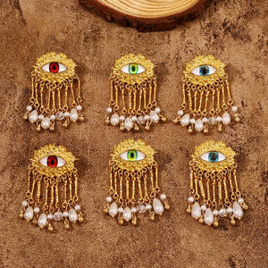 Pendientes de mujer con colgante de ojo texturizado con borla de perla de estilo medieval - Product Image 6
