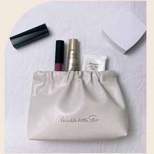 Pochette de voyage personnalisable avec logo froissé pour femme, en tissu peluche PU souple rose et noir, pour maquillage, rouge à lèvres et cosmétiques - Product Image 2