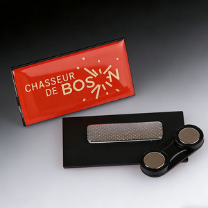 Étiquette nominative personnalisée réutilisable et durable avec revêtement en époxy et clip magnétique de sécurité pour le personnel / les employés des magasins de détail - Product Image 1