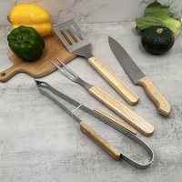 Ensemble de barbecue en acier inoxydable avec manches en bois, kit de barbecue d'extérieur quatre pièces comprenant couteau, fourchette, spatule, pinces