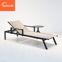 Chaises longues de luxe en aluminium empilables, légères, avec accoudoirs en bois de teck pour les projets commerciaux à Dubaï et en Thaïlande