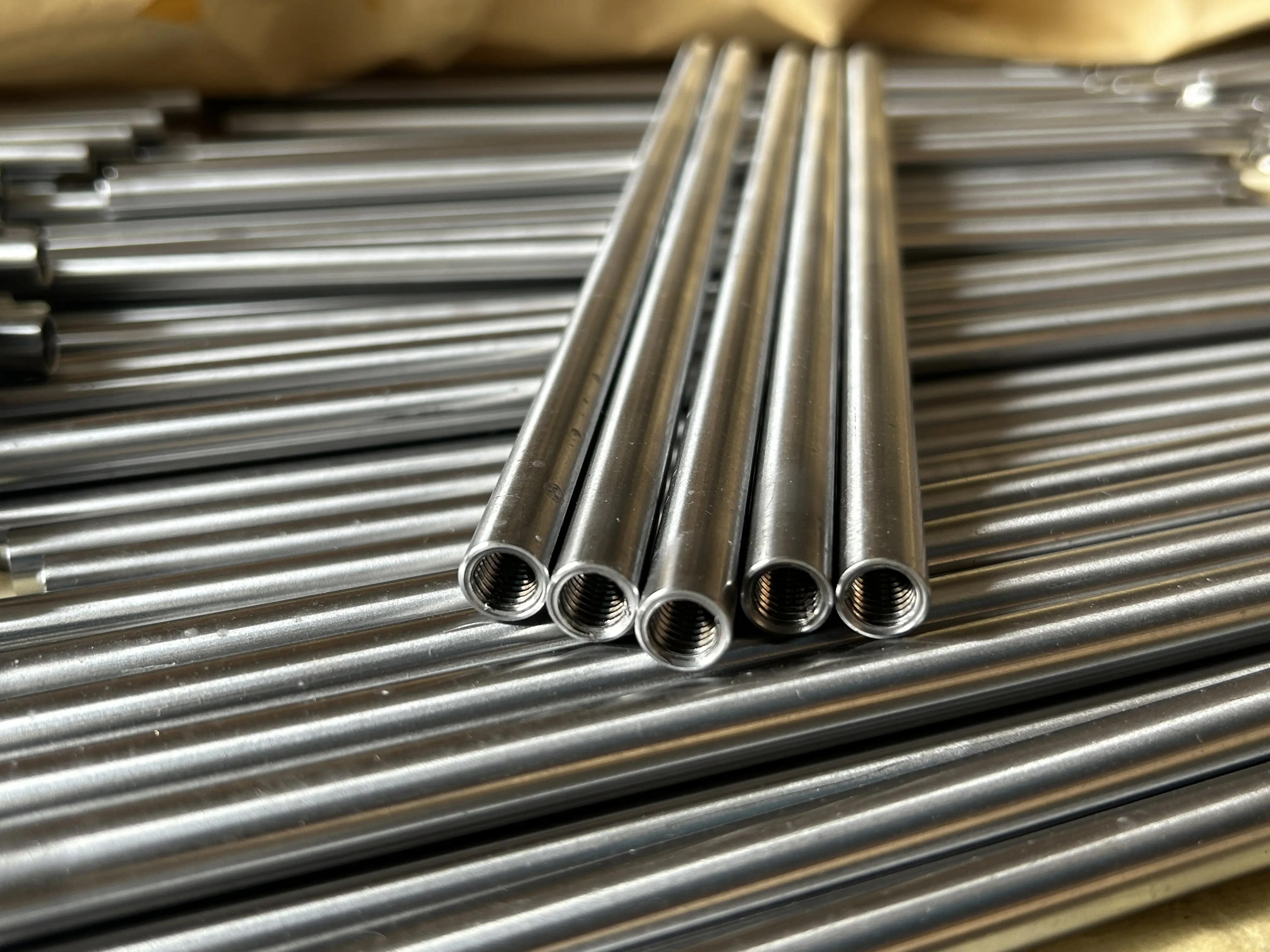 Peças de usinagem Cnc de serviço de fabricação de precisão personalizada para usinagem de tubos de alumínio e aço inoxidável