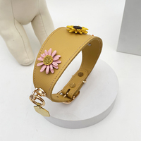 Collier pour chien en cuir jaune moutarde avec fleurs marguerites orange et roses, centre tournesol, boucle à strass, étiquette suspendue, réglable