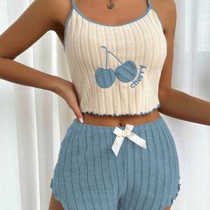 I-0625 Pyjama brodé de style européen et américain pour femmes, ensemble de débardeur à bretelles et short en velours, imprimé cerises, ensemble de pyjama d'été - Product Image 3