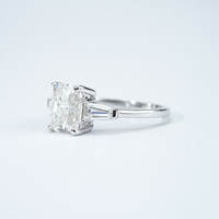 Starsgem S925 argent sterling trois pierres style 1CT émeraude pierre principale Moissanite bagues de fiançailles