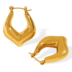 Pendientes Huggie Geométricos en Forma de C, de Oro, Plata, Titanio y Acero, Modelo EH810 - Product Image 5