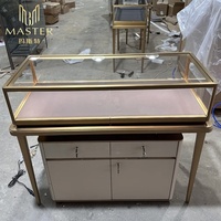 Présentoir en acier inoxydable doré pour boutique de détail au design moderne 	 Vitrine de luxe en verre sans soudure avec éclairage LED et serrures