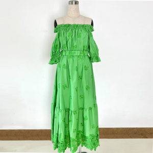 AELESEEN Robe midi de créateur de mode pour femmes, été, épaules dénudées, col fendu, broderie de fleurs, volants, fête élégante pour femmes - Product Image 1