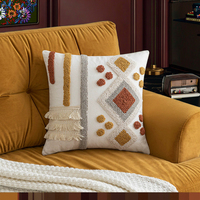 Taie d'oreiller de style bohème avec un motif géométrique tissé à franges de couleur crème et une taie d'oreiller en peluche