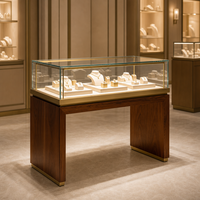 Table de présentation de bijoux éco-responsable avec éclairage LED, base en bois et plateau en verre, couleurs personnalisables pour les boutiques de luxe