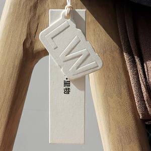 Etiquetas de columpio personalizadas ecológicas, etiquetas de ropa blancas, logotipo en relieve incoloro, etiquetas colgantes para ropa - Product Image 1