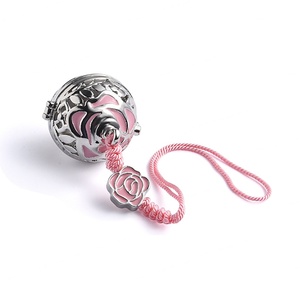 Diffuseur de parfum pour voiture personnalisé avec logo de marque, pendentif clochette rose circulaire 3D motif fleur - Product Image 4