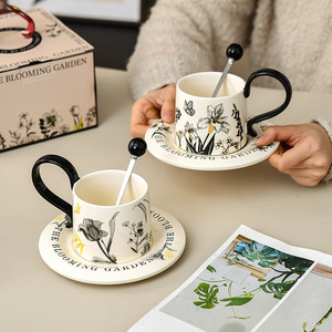 Ensemble <span class=keywords><strong>tasse</strong></span> à café et soucoupe en céramique de style rétro haut de gamme <span class=keywords><strong>tasse</strong></span> de maison de luxe légère pour le thé de l'après-midi avec boîte-cadeau d'accompagnement - Product Image 4