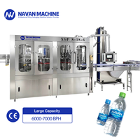 Machine de remplissage et de bouchage automatique de bouteilles, économique et compacte, pour l'installation de production de boissons en usine.