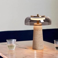 Lampe de table moderne de luxe en travertin avec abat-jour en verre et anneau lumineux en laiton doré pour projet hôtelier, chambre et décoration de villa