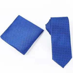 正式场合用蓝色和黑色圆点真丝领带和口袋方巾套装