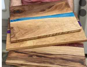 Tabla de cortar hecha a mano de madera y resina epoxi – Tabla decorativa para cortar y servir en la cocina - Product Image 2