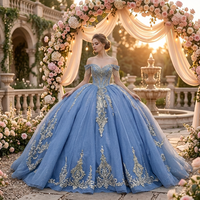 Robe de bal moderne en satin bleu ciel avec décorations florales et traîne chapelle pour Quinceañera et bal de promo, idéale pour les robes de 15 ans