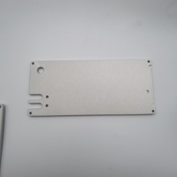 Pièces usinées CNC de haute précision OEM de l'usine de Dongguan, Chine, en aluminium anodisé sablé avec trous filetés