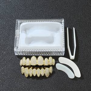 กำไลข้อมือฮิปฮอปแบบไม่สมมาตรแปดฟัน ชุบทอง ประดับเพชรซิร์คอนไมโครเพฟ ทองเหลืองชุบทอง 18K สำหรับผู้ชายและผู้หญิง - Product Image 2