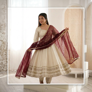 Ensemble Anarkali en soie crème avec dupatta brodé bordeaux, coupe ample, longueur ras du sol, tenue traditionnelle indienne et pakistanaise pour mariage - Product Image 1