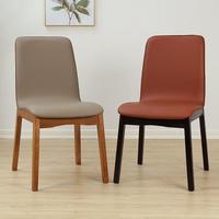 Chaise de salle à manger minimaliste scandinave, dossier moulé monobloc, assise en similicuir beige, structure en bois massif, pieds en métal, idéale pour hôtel
