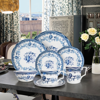 Blau-weiße Teller für feines Restaurant, eleganter englischer Teller aus Knochenporzellan mit Blumenmuster für die Hochzeit