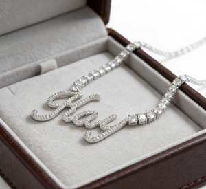 จี้ห้อยคอแบบปรับแต่งชื่อได้ <span class=keywords><strong>Hiisees</strong></span> ชุบทอง 18K พร้อมสร้อยคอเทนนิสประดับเพชร CZ สำหรับผู้หญิงผู้ชาย ทำจากทองเหลืองและเพชรซิร์คอน เหมาะสำหรับเป็นของขวัญ - Product Image 4