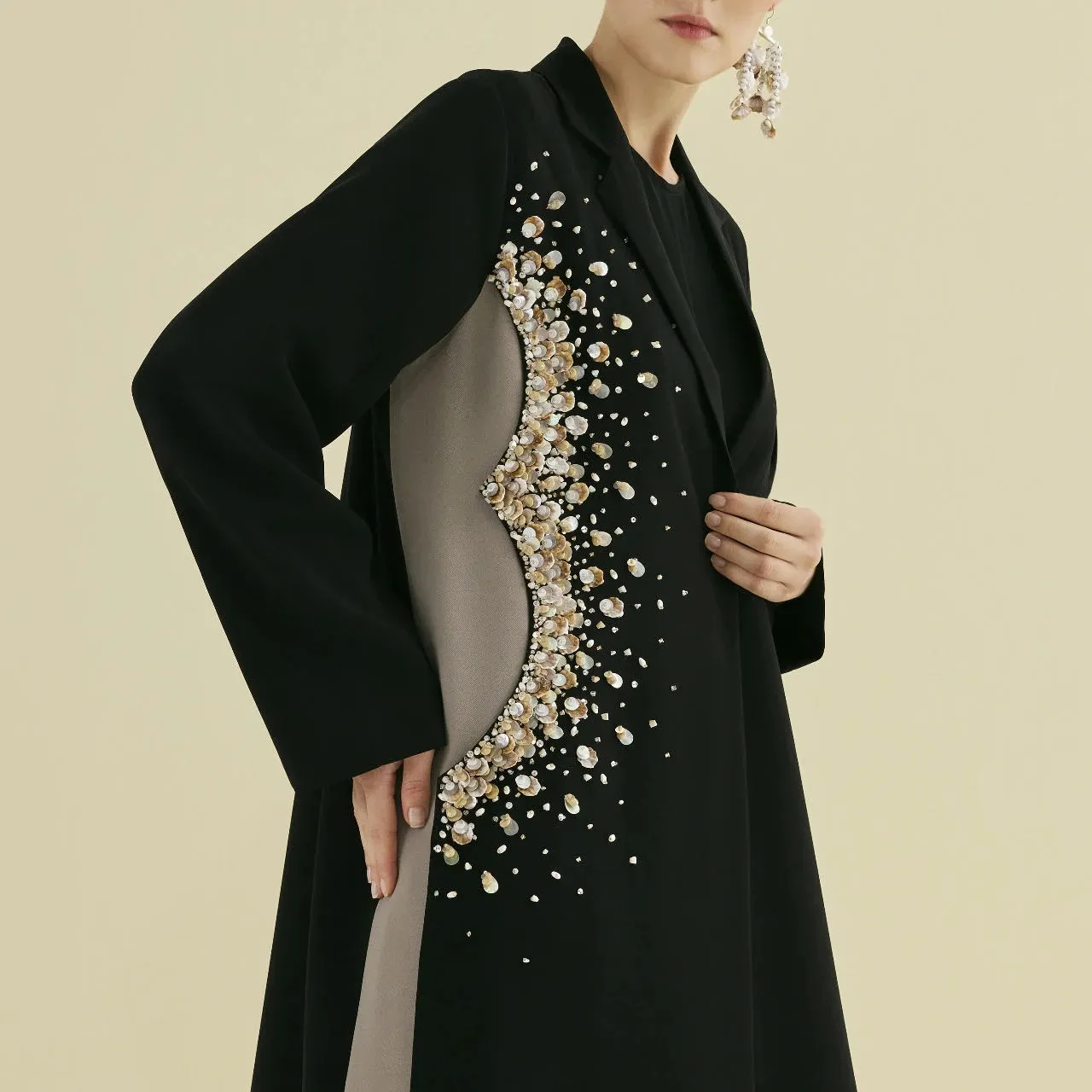 2024 U.Chic neues Design mittlerer Osten klassisch schwarze Damen Abaya Dubai handgestickte Perlen Shell Abaya Damen muslimisches Kleid