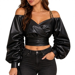 Chemisier court noir en similicuir PU pour femme, à épaules dénudées, style cache-cœur, à manches longues lanternes avec détail chaîne - Product Image 1