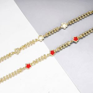 Braccialetto per Bambine Placcato Oro <span class=keywords><strong>con</strong></span> 3 Ciondoli a Stella in Smalto Rosso, Catena <span class=keywords><strong>con</strong></span> <span class=keywords><strong>Perline</strong></span> e Chiusura <span class=keywords><strong>di</strong></span> Sicurezza, Perfetto come Regalo o per l'Uso Quotidiano - Product Image 4