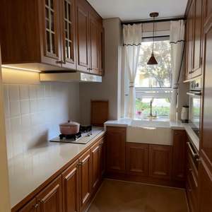 Cuisine BALOM sur mesure de style campagne française avec armoires blanches, unités murales en bois clair, portes en treillis de verre et disposition en L - Product Image 6