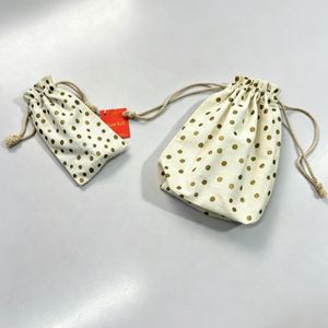 Pochette cadeau en toile de coton 100% blanche écologique à fond rond avec motif à pois dorés personnalisés, pour bougie parfumée - Product Image 4
