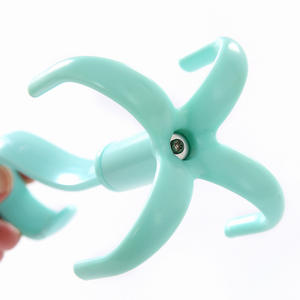 Gancho de Plástico Giratorio Multiusos de Cuatro Garras para Bufandas, Corbatas, Sombreros y Almacenamiento de Ropa al por Mayor - Product Image 4