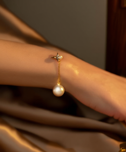 Bracciale da donna Outshine color oro con perle finte, classico, per feste, in lega, alla moda - Product Image 2