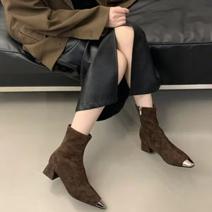 Nouvelle Collection Automne Hiver 2026 – Bottines Femme en Daim à Talon Carré et Épais, Bout Carré, Coupe Ajustée - Product Image 4